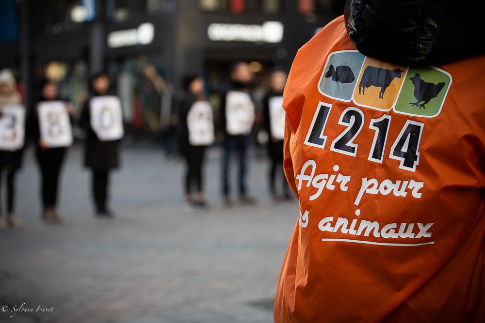 L214 banner